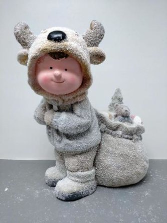 Kluk v sobí čepici s dárky